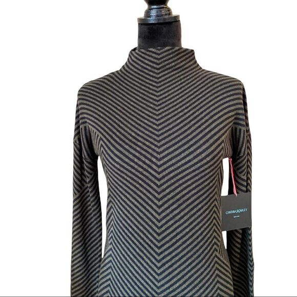 Cynthia Rowley Mock Turtle Neck Long Sleeve Sweater Dress. - Picture 2 of 6